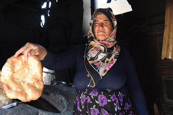 ELLERİYLE TEMİZLEYİP,  TELEFERİK MÜJDESİNİ TEKRARLADI