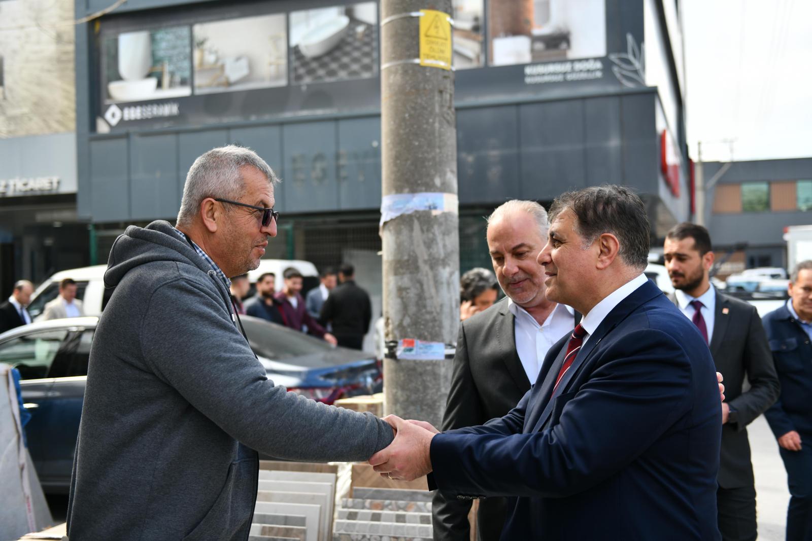 Başkan Tugay Gıda Çarşısı esnafını ziyaret etti