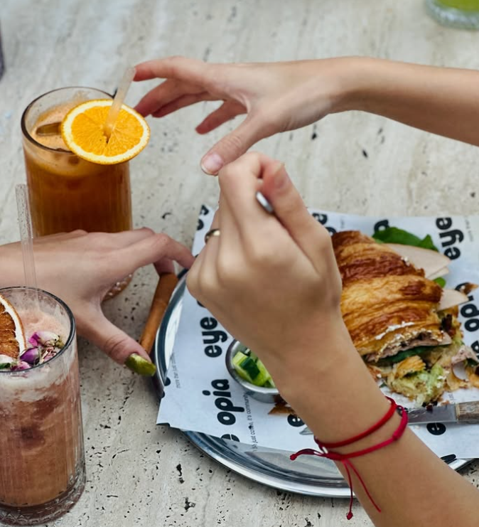 Eye Opıa Coffee Shop Bornova Şubesi’ne taze kan: Ulaş Takyacı da ortak oldu!