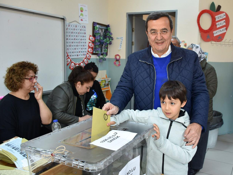 İzmir'de siyasiler oylarını kullandı