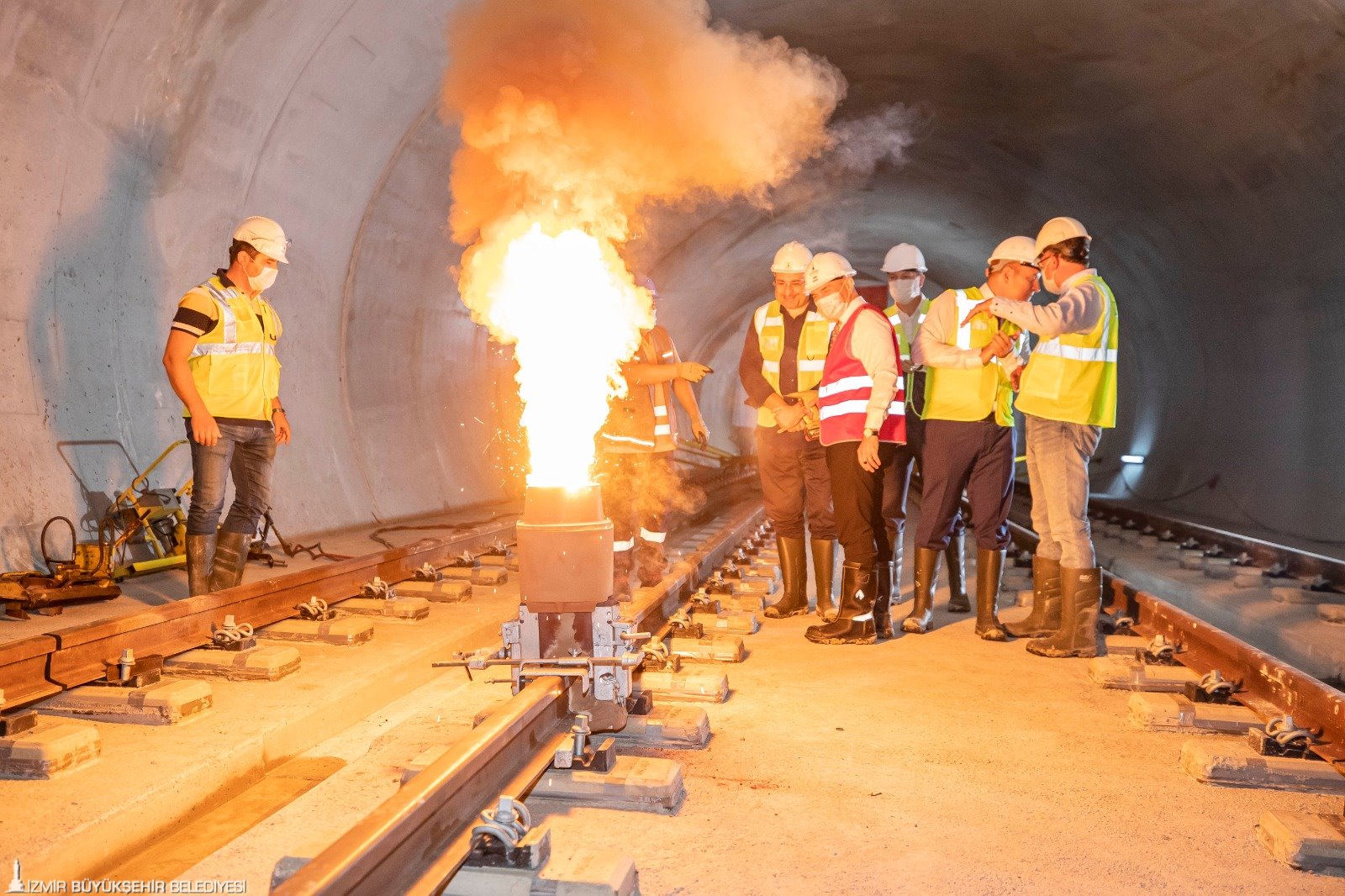 Raylara ilk kaynağı Başkan Soyer yaptı