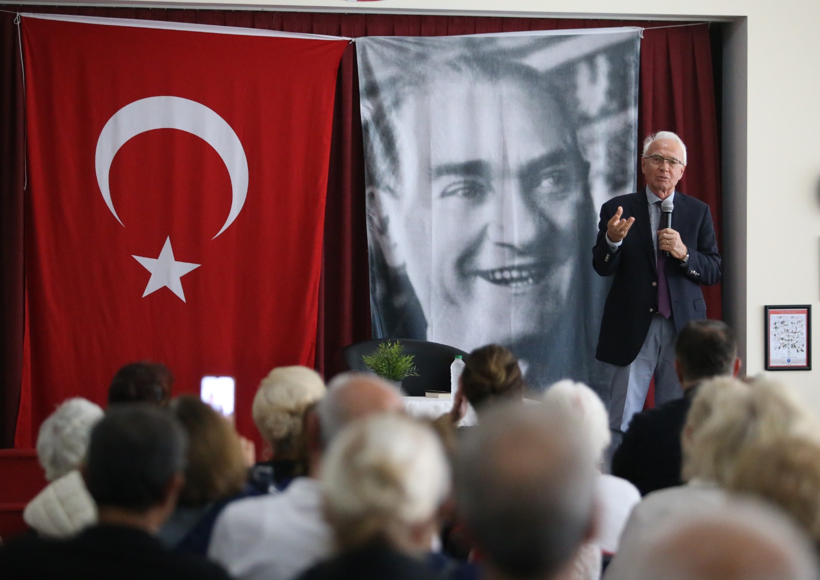 100. yıl coşkusu bir kez de Bilge Çınarlar'dan yükseldi