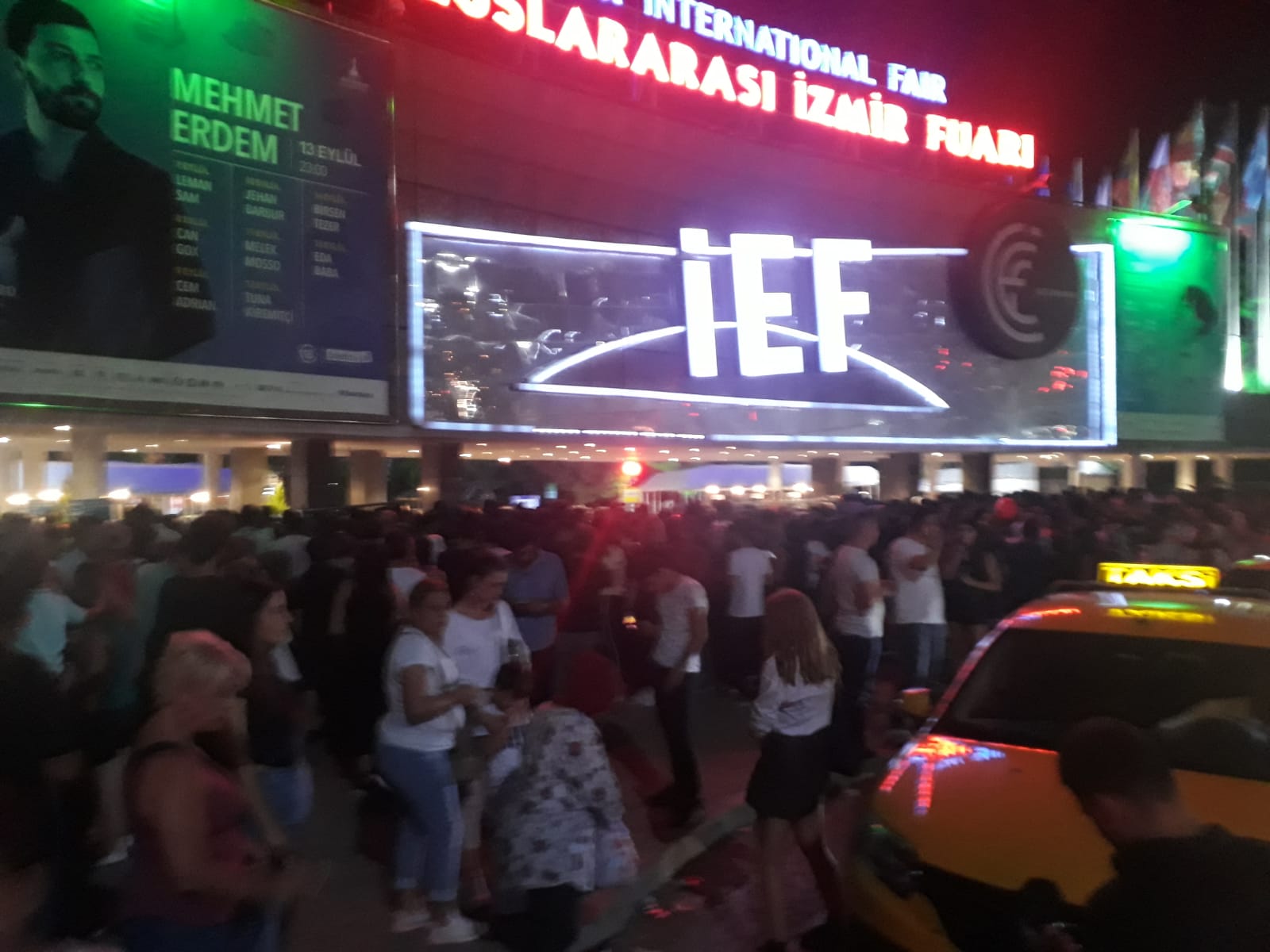 İzmir'de, fuar kapılarının önlerinde izdiham