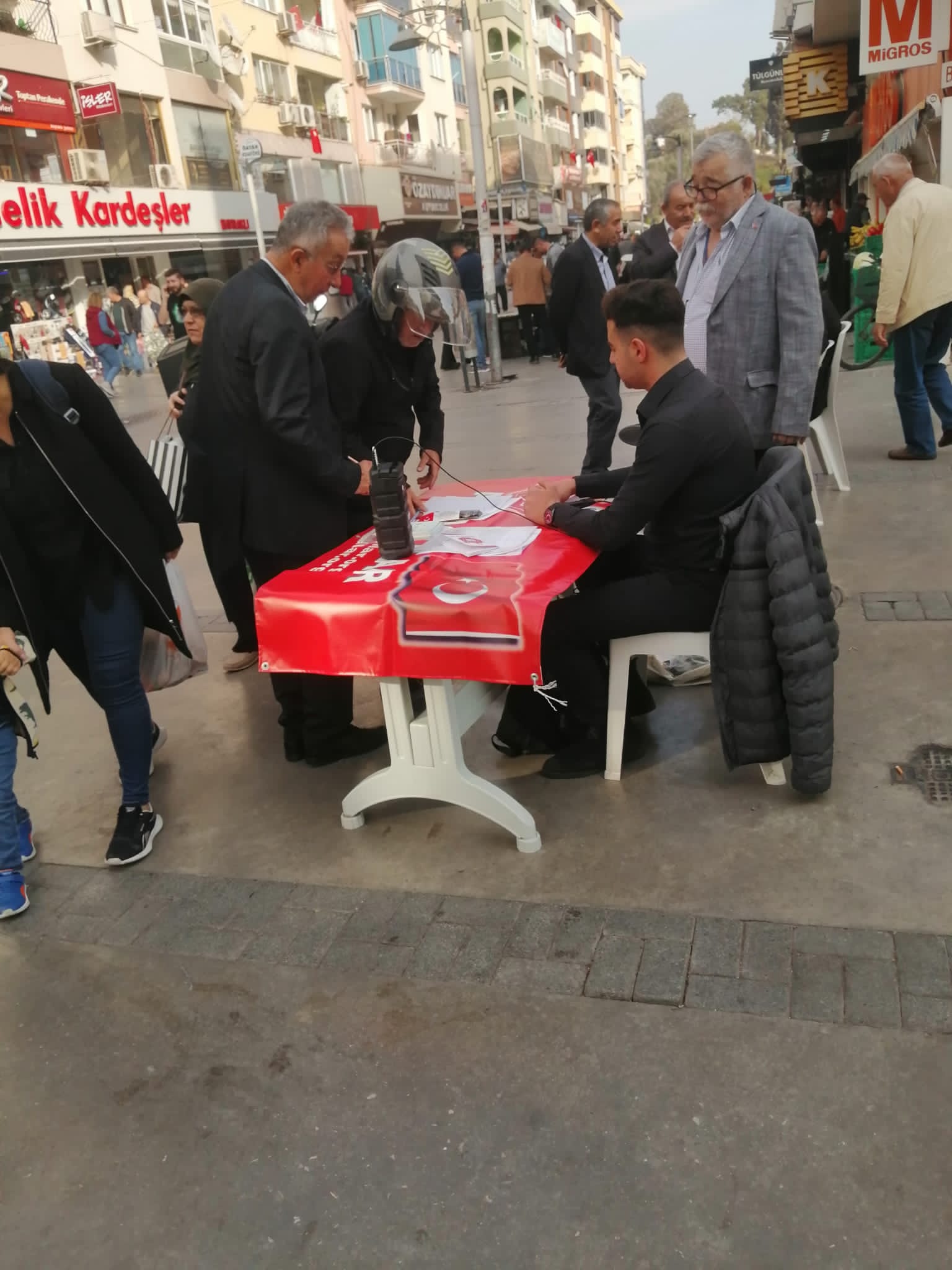 Aksaçlılar'dan Bayraklı'da imza kampanyası