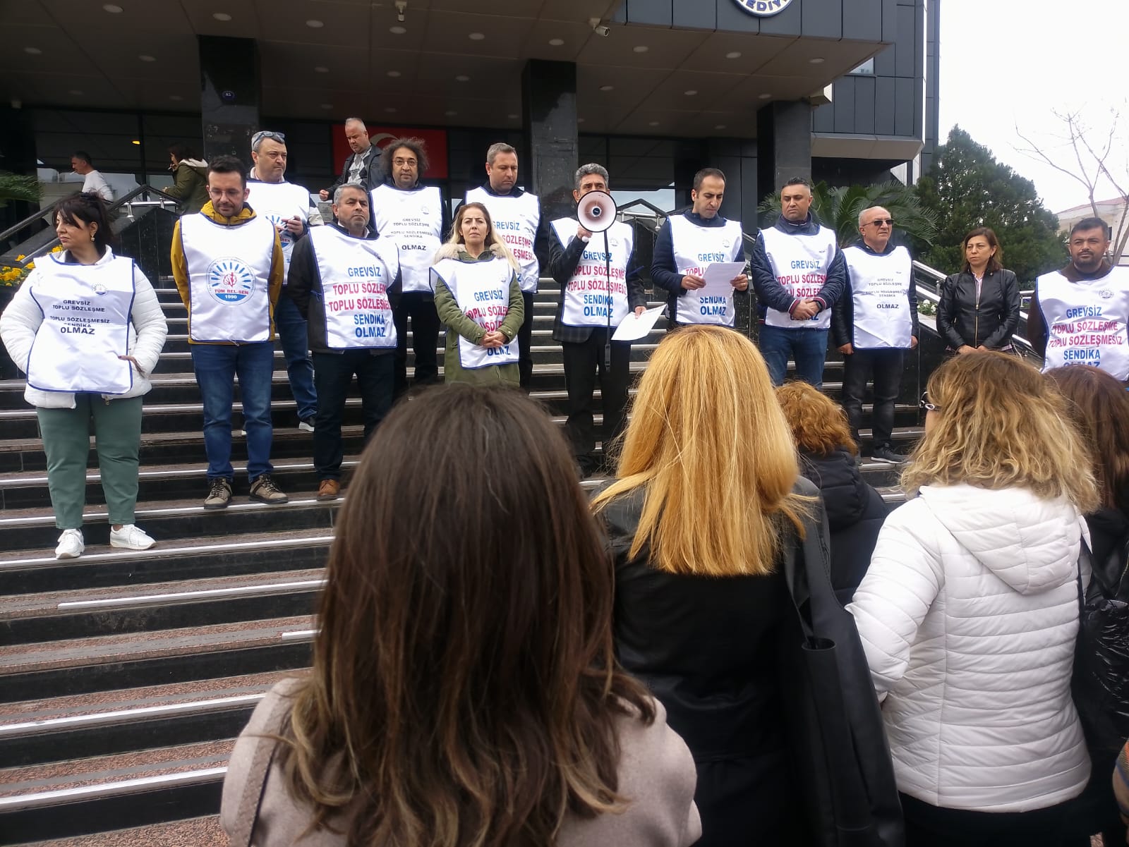 TÜM BEL-SEN'den Buca Belediyesi önünde basın açıklaması