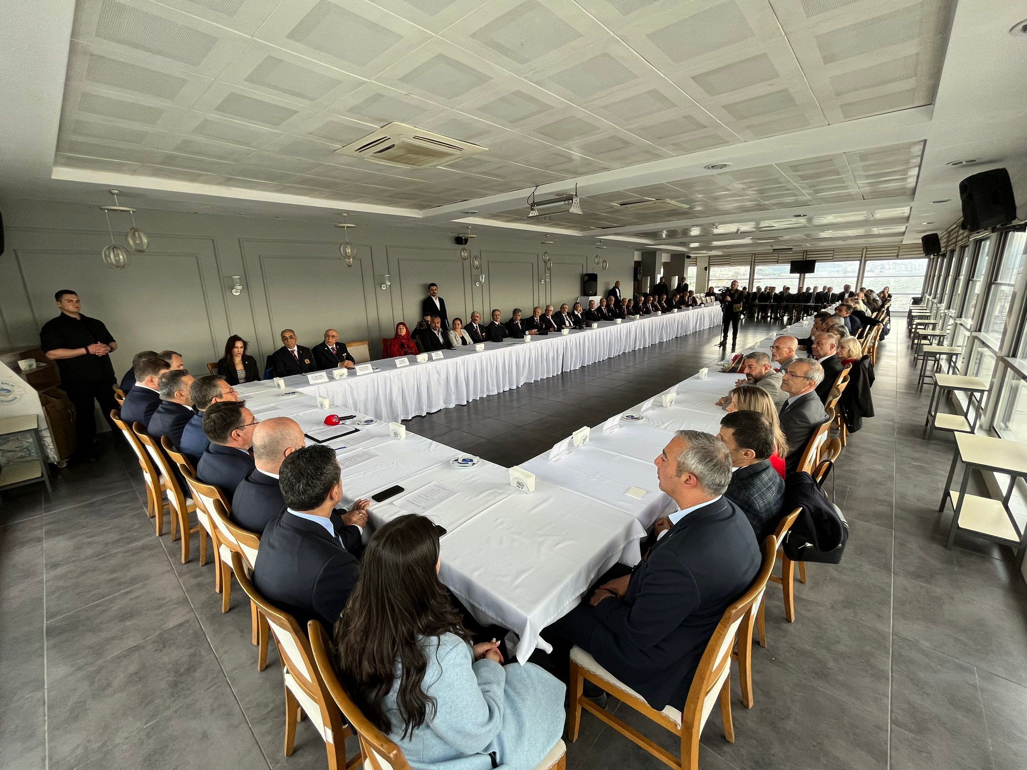 Özgür Özel'den Hamza Dağ'e eleştiri: Panik butonu takılı kalmış