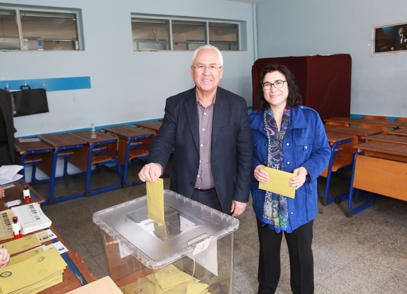 İzmir'de siyasiler oylarını kullandı