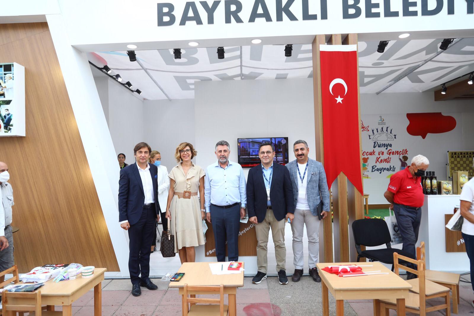 BAYRAKLI BELEDİYESİ İEF’TE DENİZ ZEYREK VE ALİ HAYDAR FIRAT’A EV SAHİPLİĞİ YAPTI