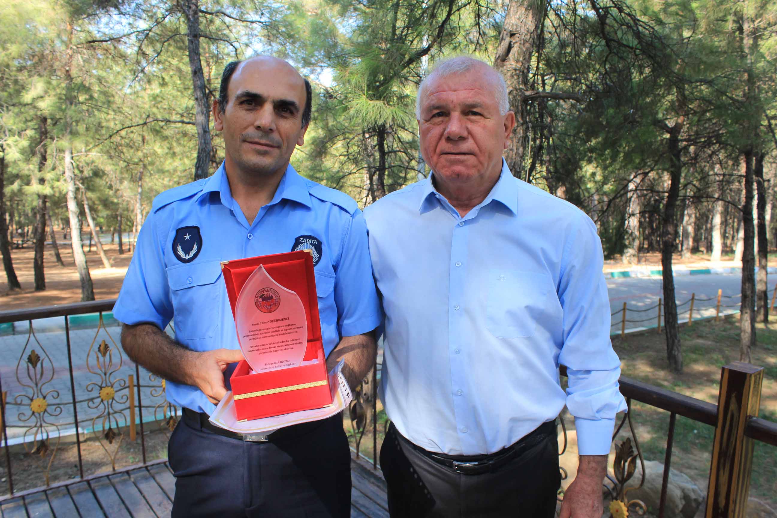 BAŞKAN KARAKAYALI’DAN ZABITA PERSONELİNE PLAKET