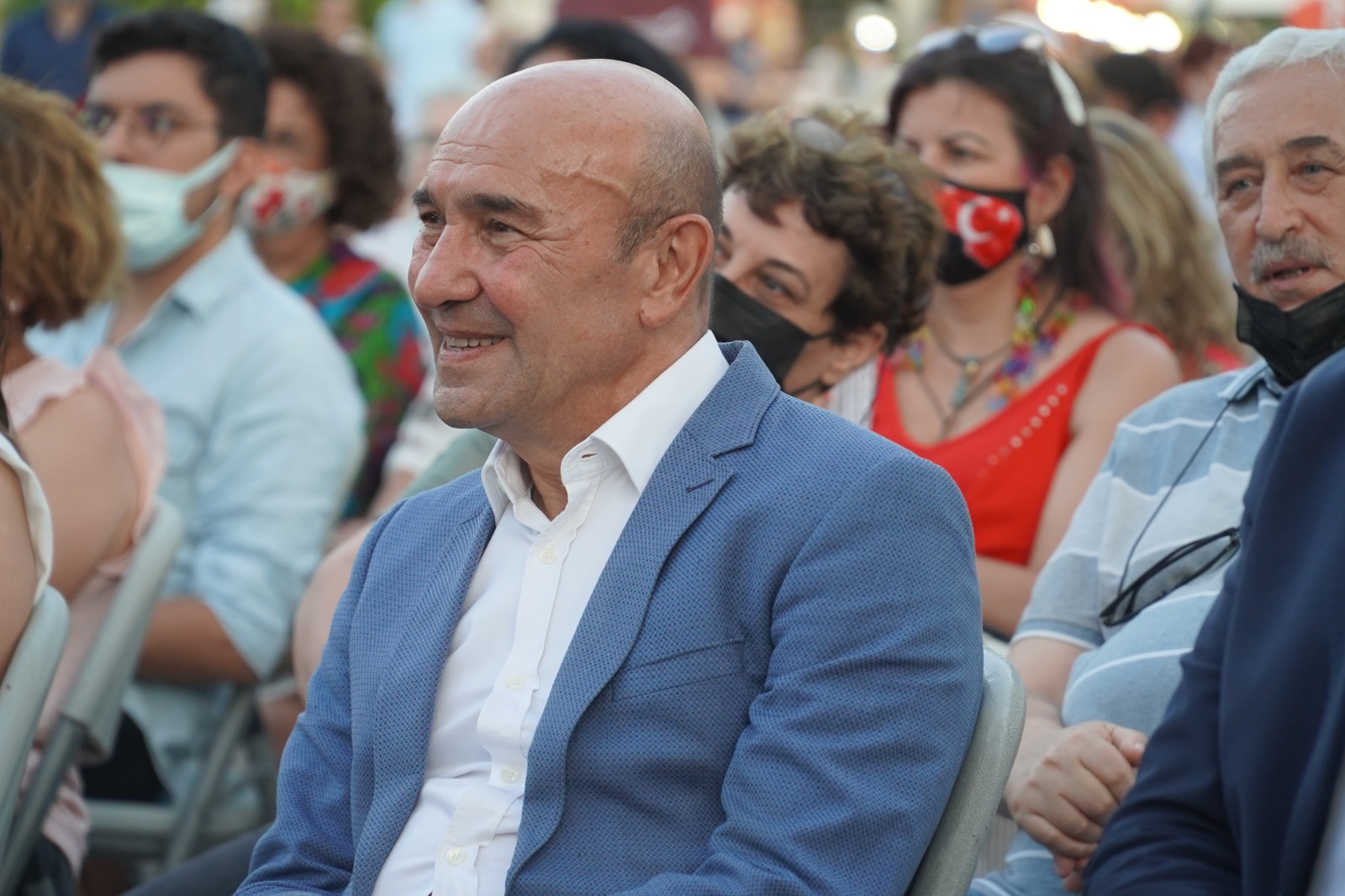 Neptün Soyer ve Buket Uzuner Karşıyakalılarla buluştu