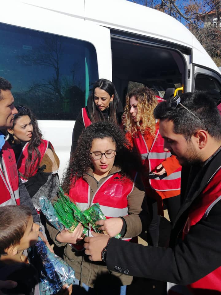 Aşkla İzmir Gençlik gönüllülerinden 'Kiraz' çıkartması
