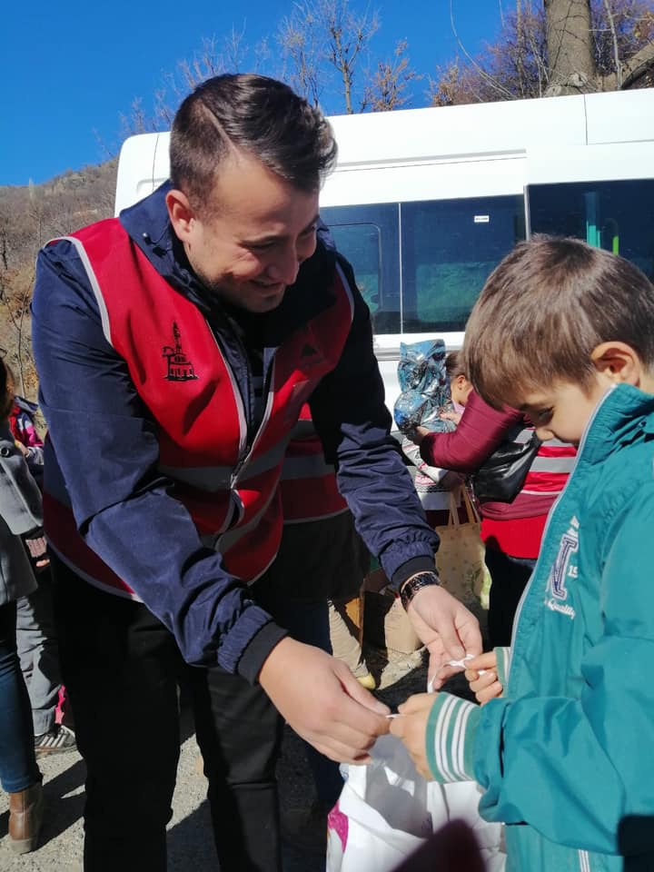 Aşkla İzmir Gençlik gönüllülerinden 'Kiraz' çıkartması