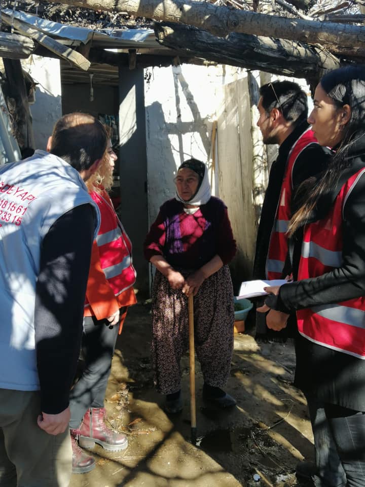 Aşkla İzmir Gençlik gönüllülerinden 'Kiraz' çıkartması