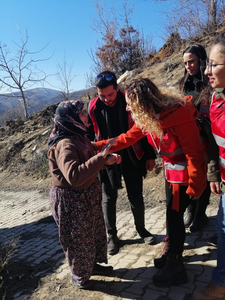 Aşkla İzmir Gençlik gönüllülerinden 'Kiraz' çıkartması