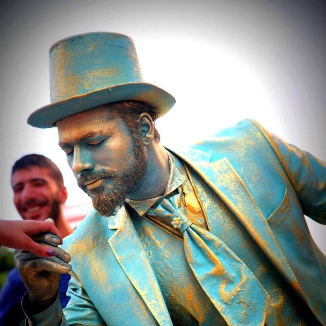 SOKAK SANATÇILARI DEPREMZEDE ÇOCUKLARIN YANINDA