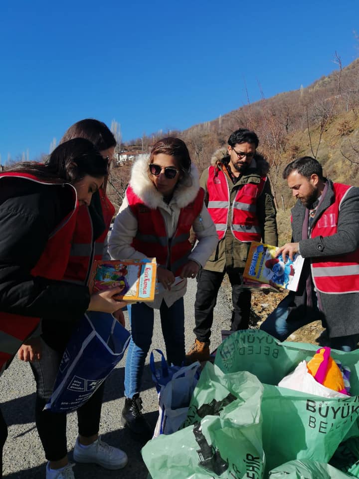 Aşkla İzmir Gençlik gönüllülerinden 'Kiraz' çıkartması