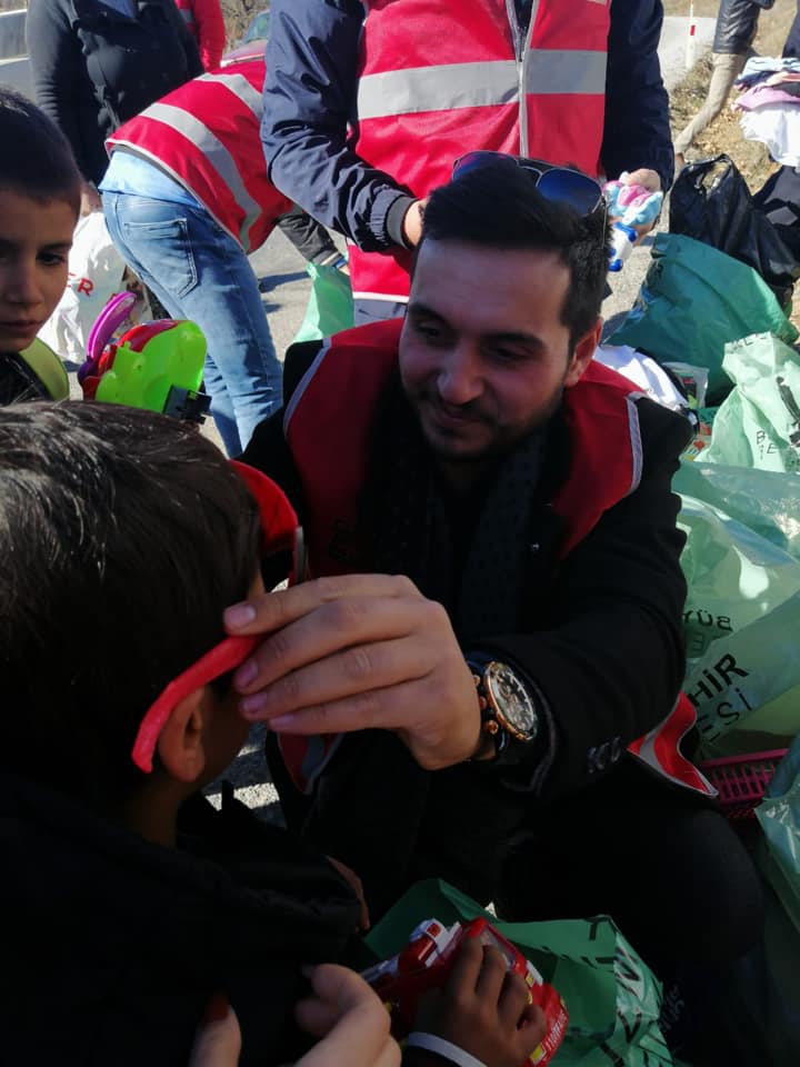 Aşkla İzmir Gençlik gönüllülerinden 'Kiraz' çıkartması