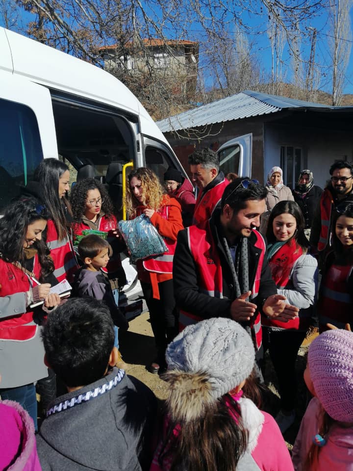 Aşkla İzmir Gençlik gönüllülerinden 'Kiraz' çıkartması