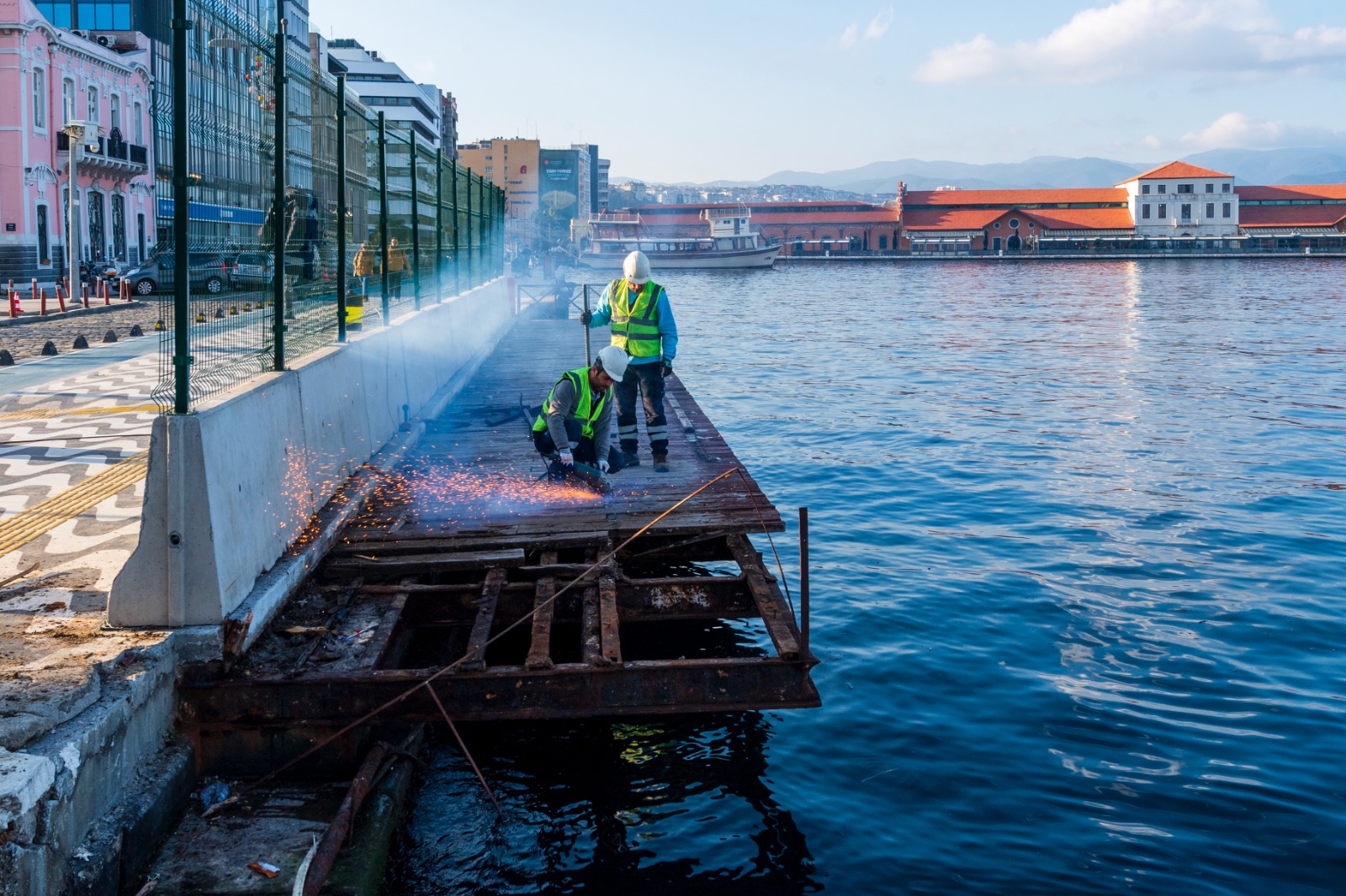 Çürüyen seyir teraslarında paniğe son: Sökülüyor!