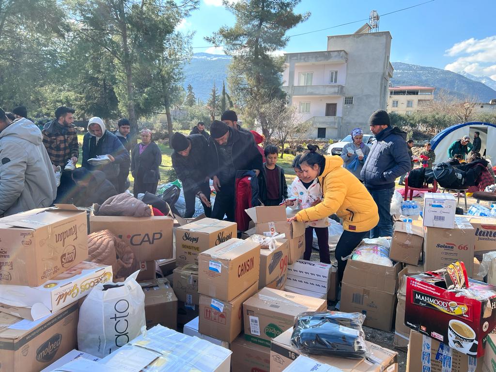 'SİZ YALNIZ DEĞİLSİNİZ BİZ BURADAYIZ GRUBU' ACIYA 'MERHEM' OLUYOR