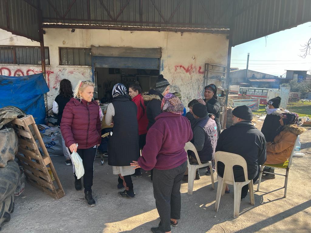 'SİZ YALNIZ DEĞİLSİNİZ BİZ BURADAYIZ GRUBU' ACIYA 'MERHEM' OLUYOR