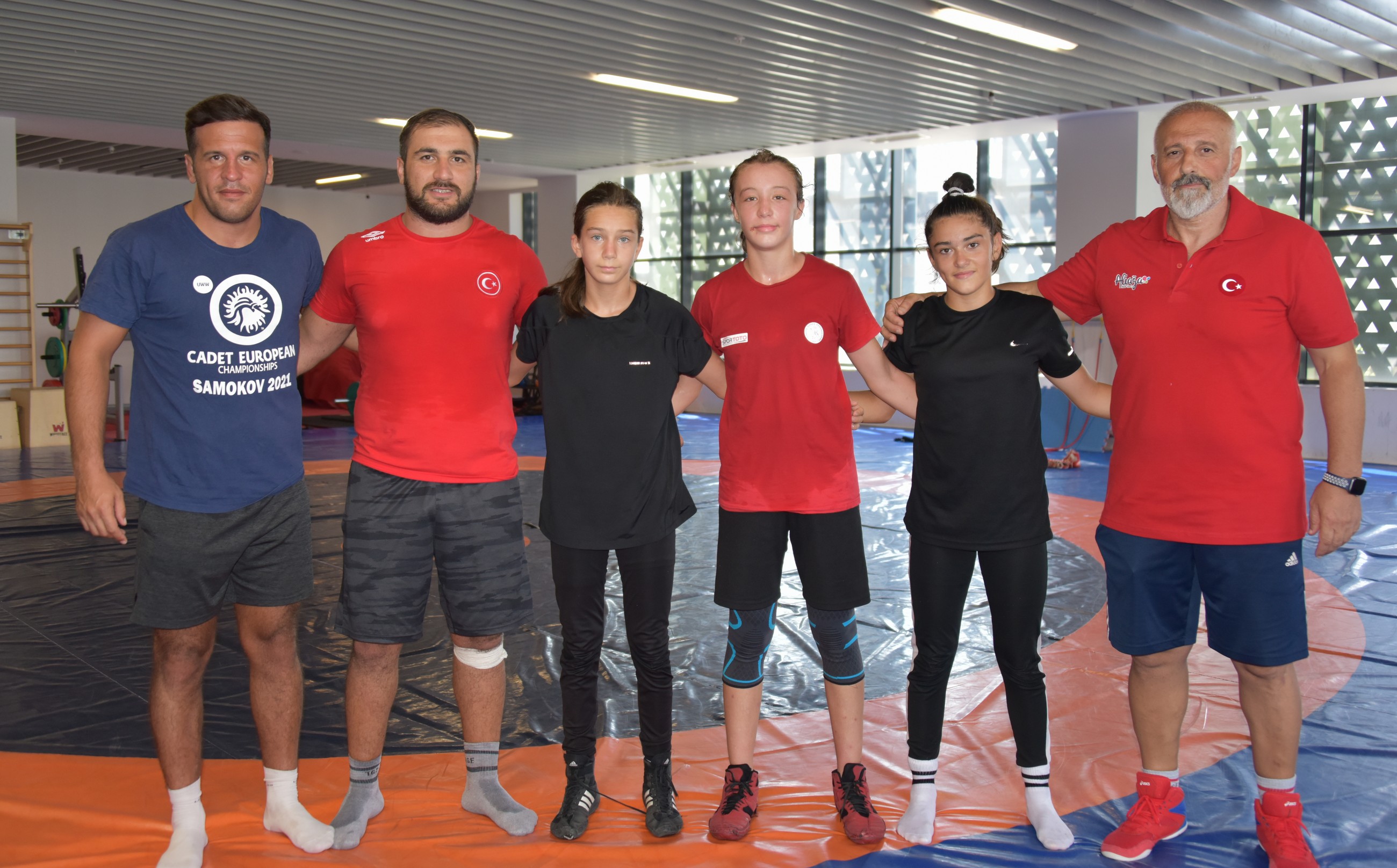 Güreşin Yıldız Milli Kızları Aliağa'da