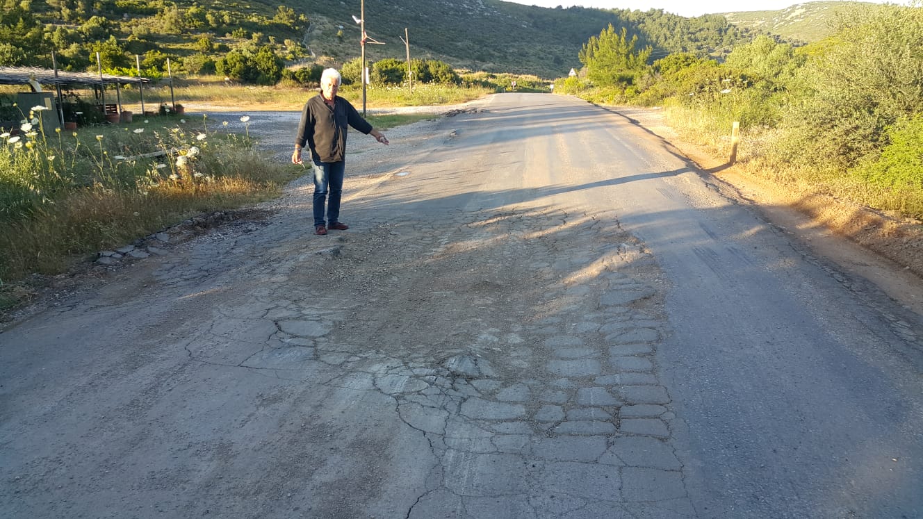 Karaburun halkı TIR'LARDAN BIKTI?
