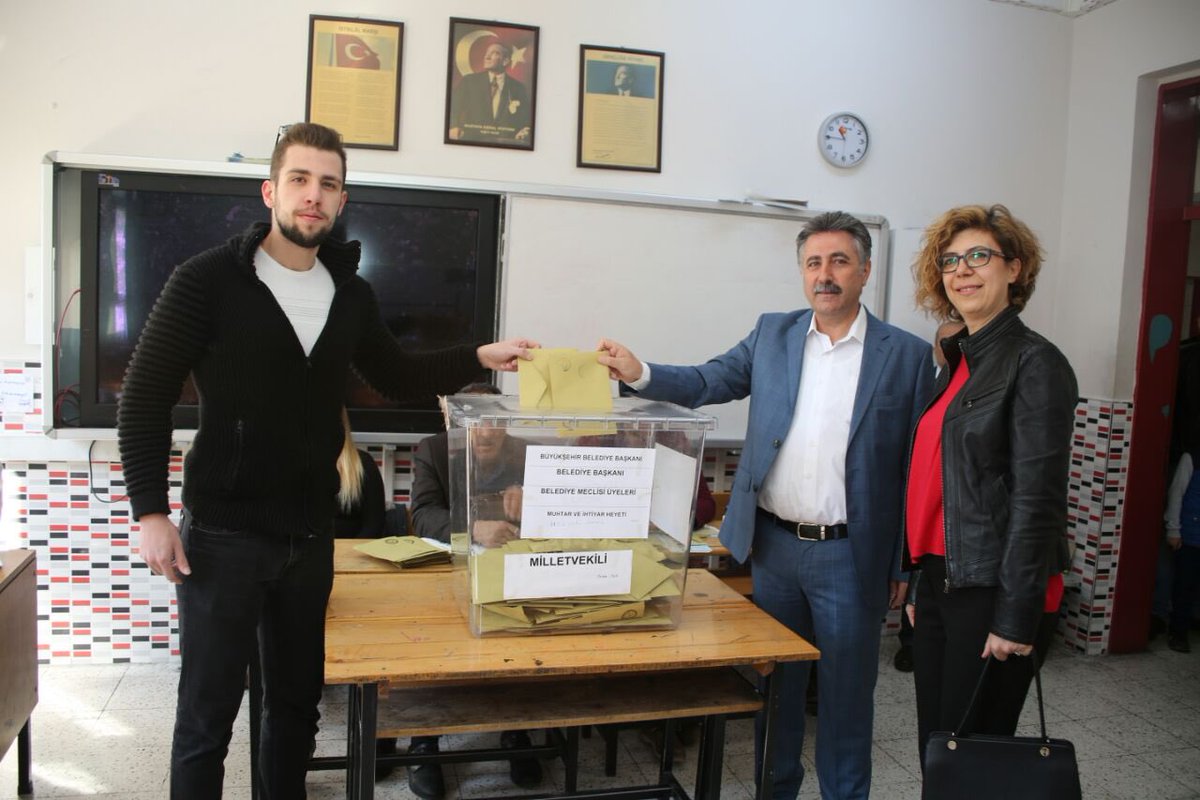 İzmir'de siyasiler oylarını kullandı