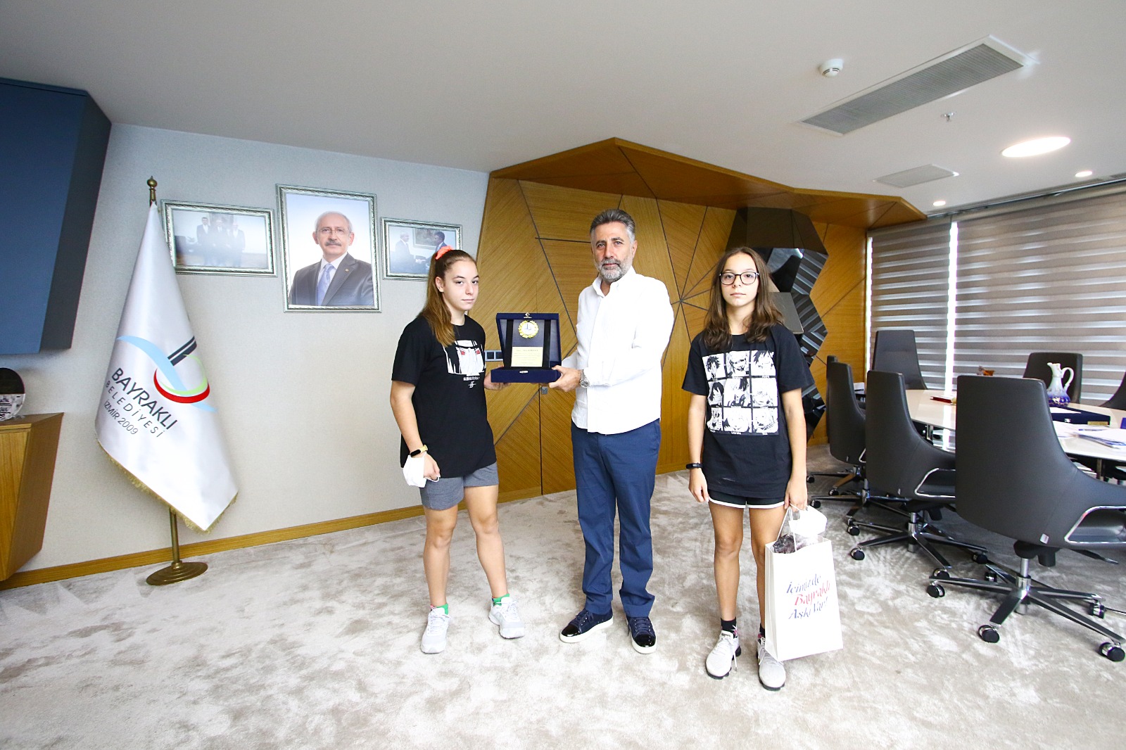 BAŞKAN SANDAL BAYRAKLI’NIN GURURU İLKİM’E SAHİP ÇIKTI