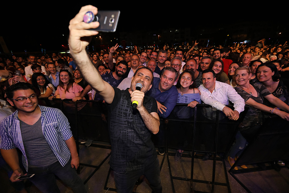 Buca'dan Haluk Levent rüzgarı geçti