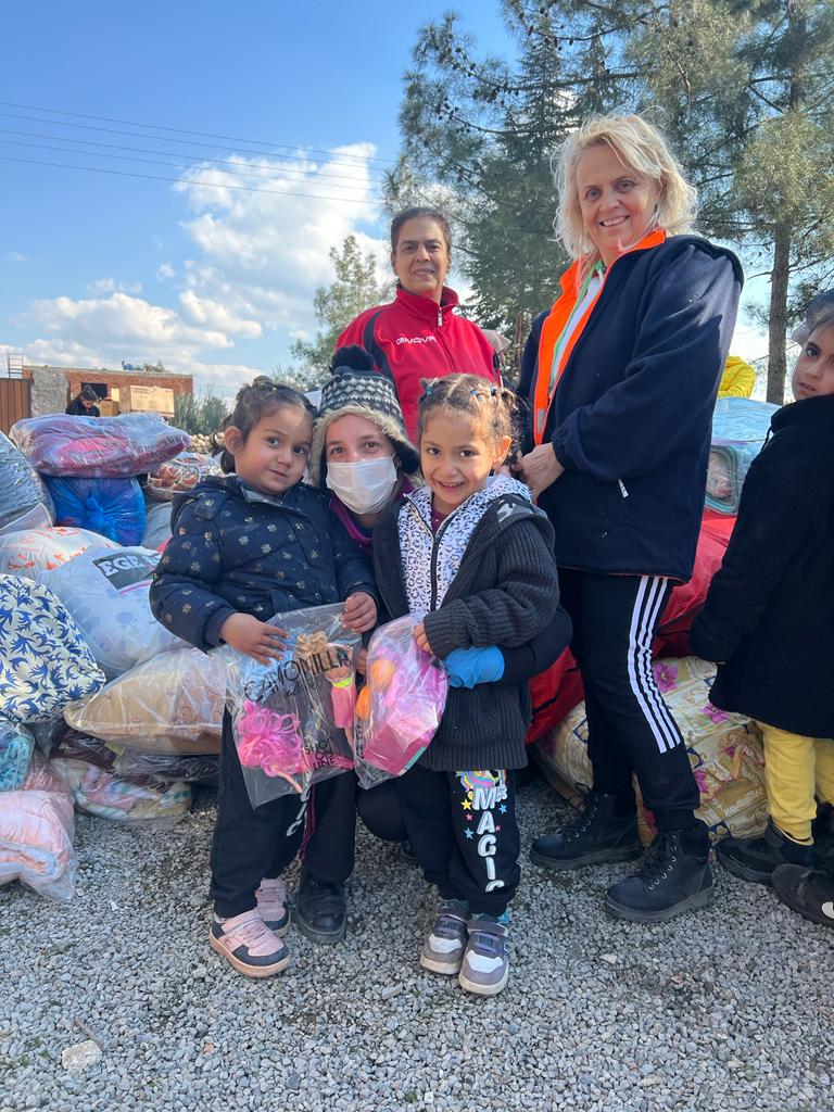 'SİZ YALNIZ DEĞİLSİNİZ BİZ BURADAYIZ GRUBU' ACIYA 'MERHEM' OLUYOR