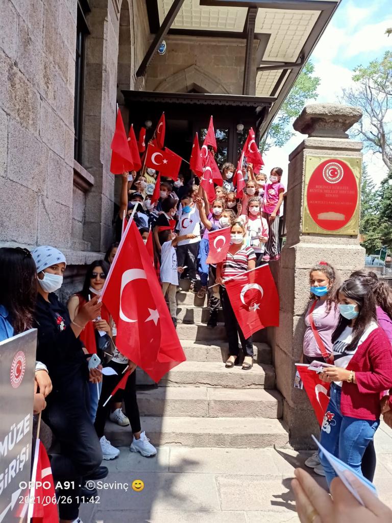 TYSD Karşıyaka Şubesi Öğrencilerin Anıtkabir’i Gezme hayallerini gerçekleştirdi