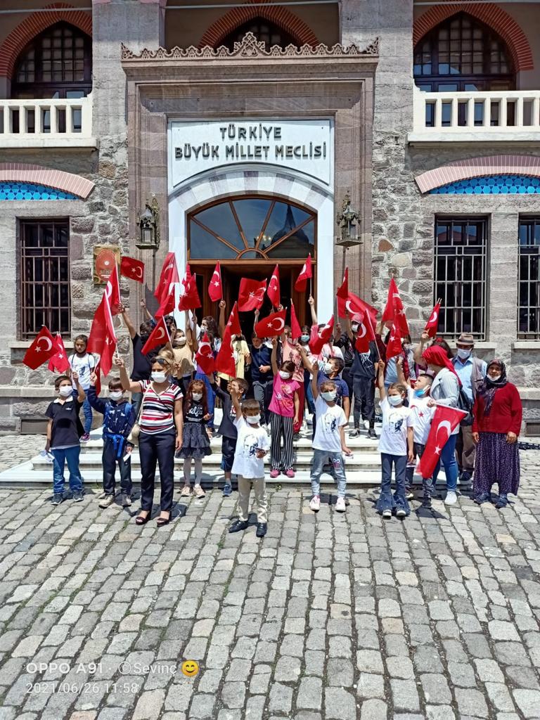 TYSD Karşıyaka Şubesi Öğrencilerin Anıtkabir’i Gezme hayallerini gerçekleştirdi