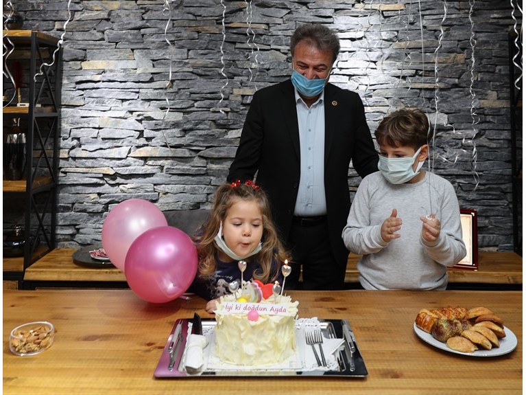 İzmir depreminin simgesi Ayda'ya 4'üncü yaş gününde sürpriz kutlama