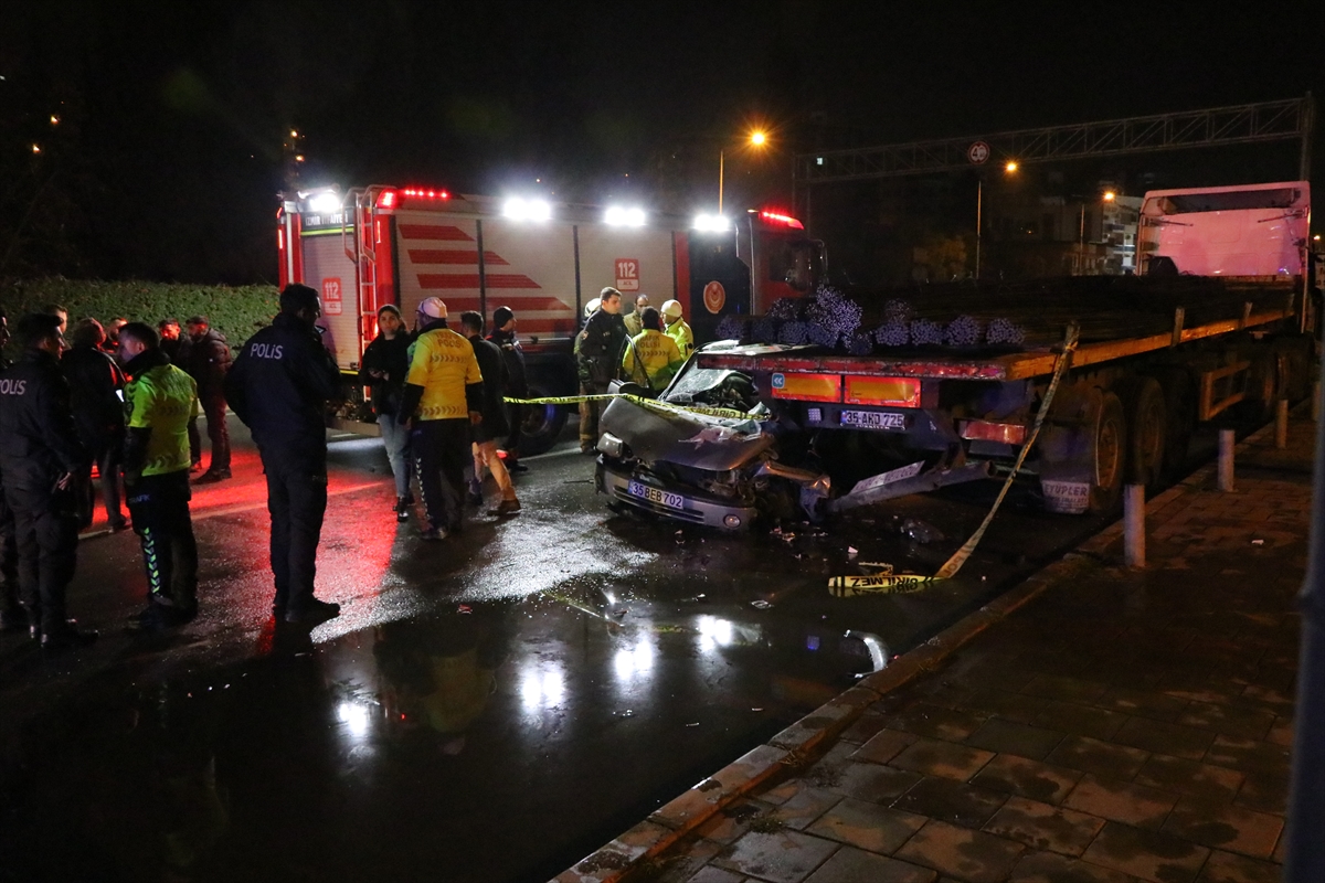 İzmir'de korkunç kaza: Tıra çarpan otomobilin sürücüsü öldü