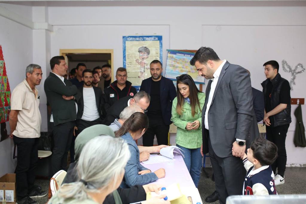 AK Partili İnan, İzmir'de oy kullandı