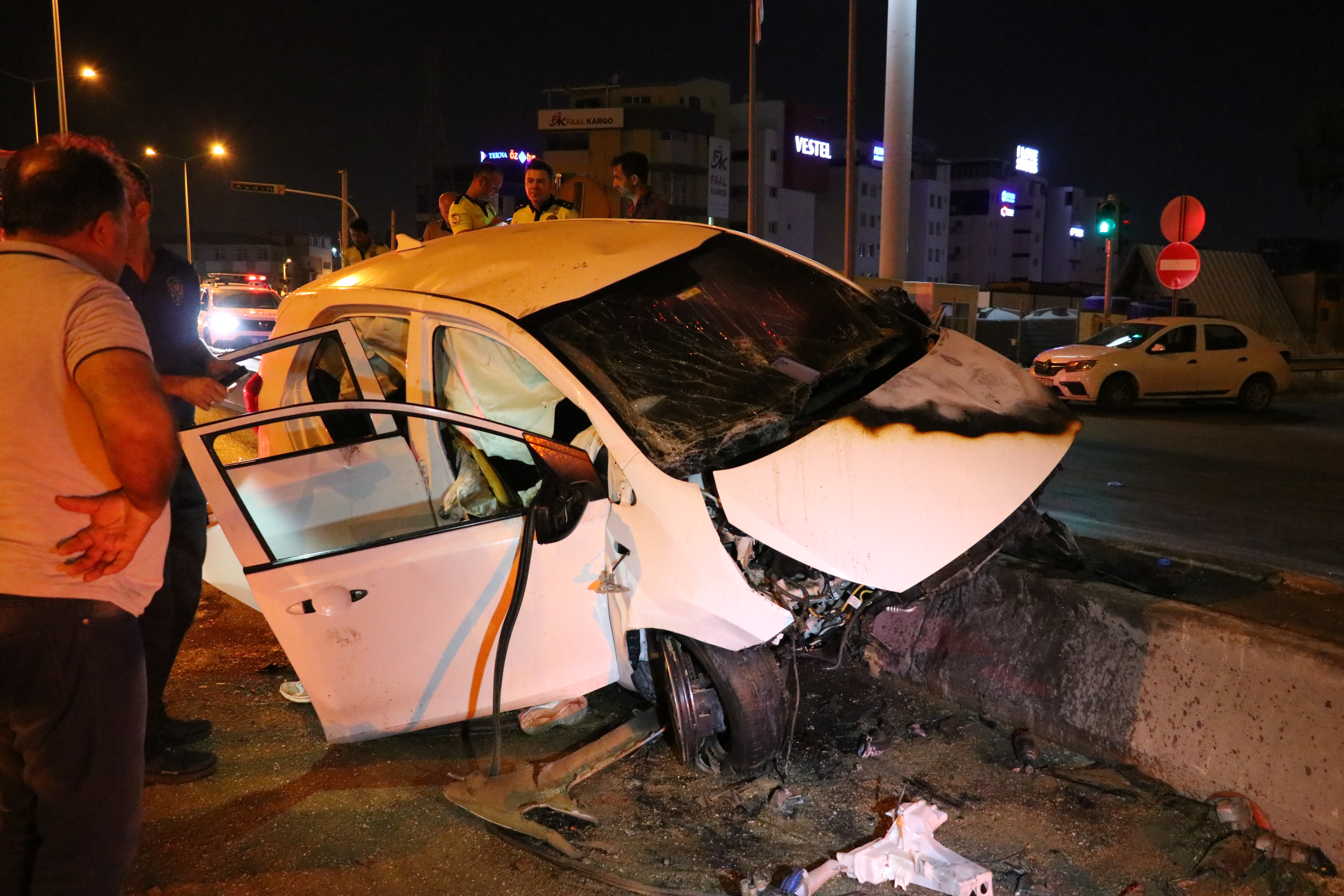 Refüje çarpıp alev alan araçta can pazarı!