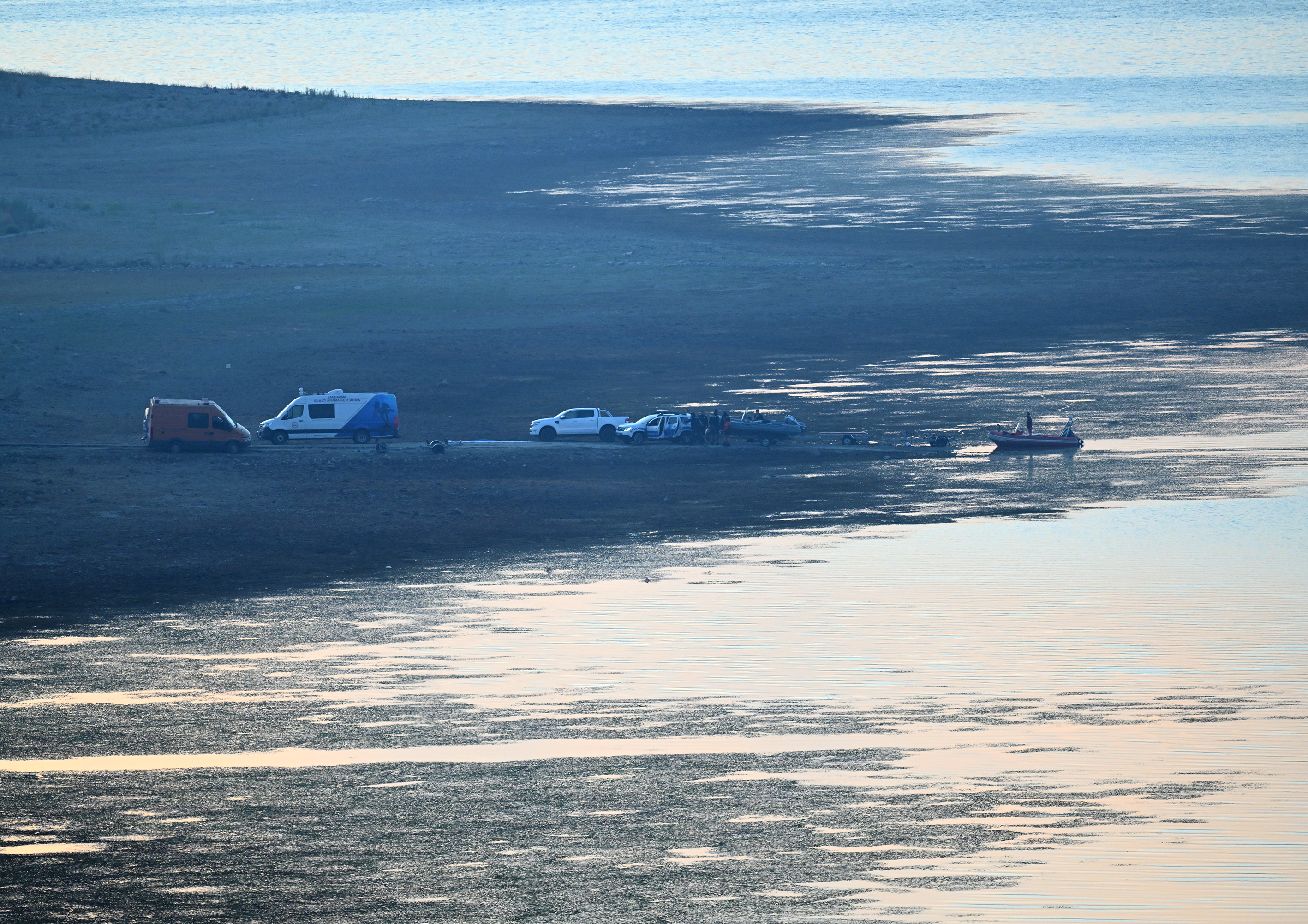 İzmir'deki orman yangınına müdahale eden helikopter baraja düştü