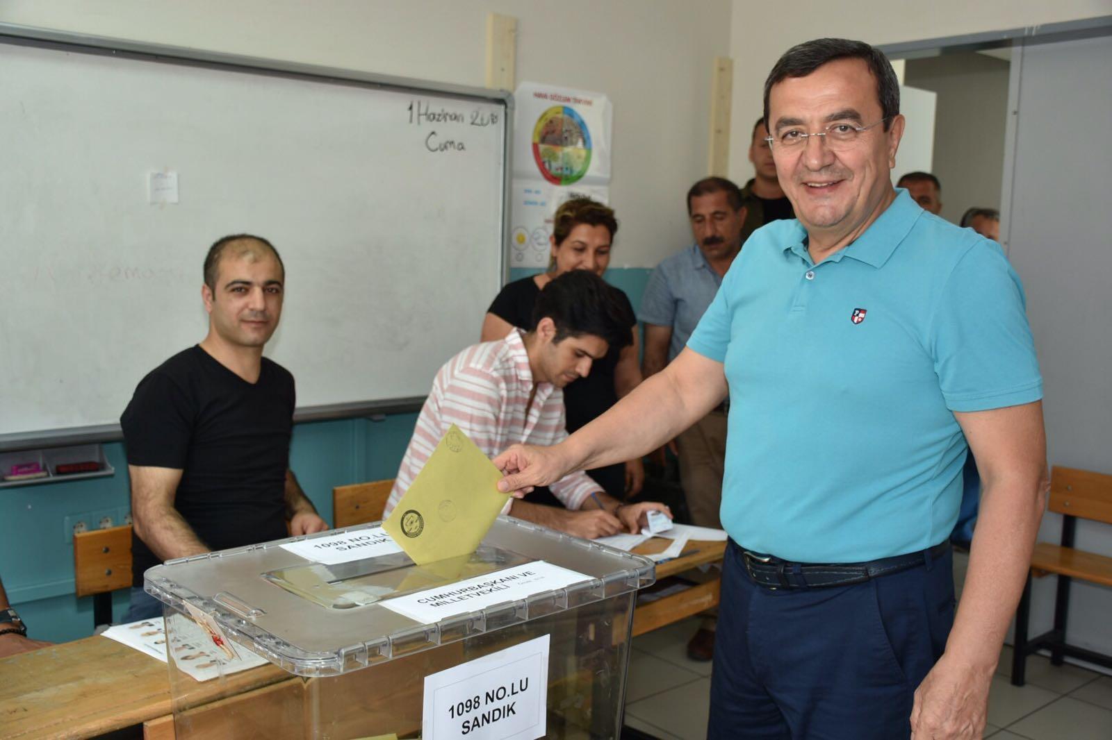 İzmir’in siyasileri sandık başında: Kim, ne mesaj verdi?