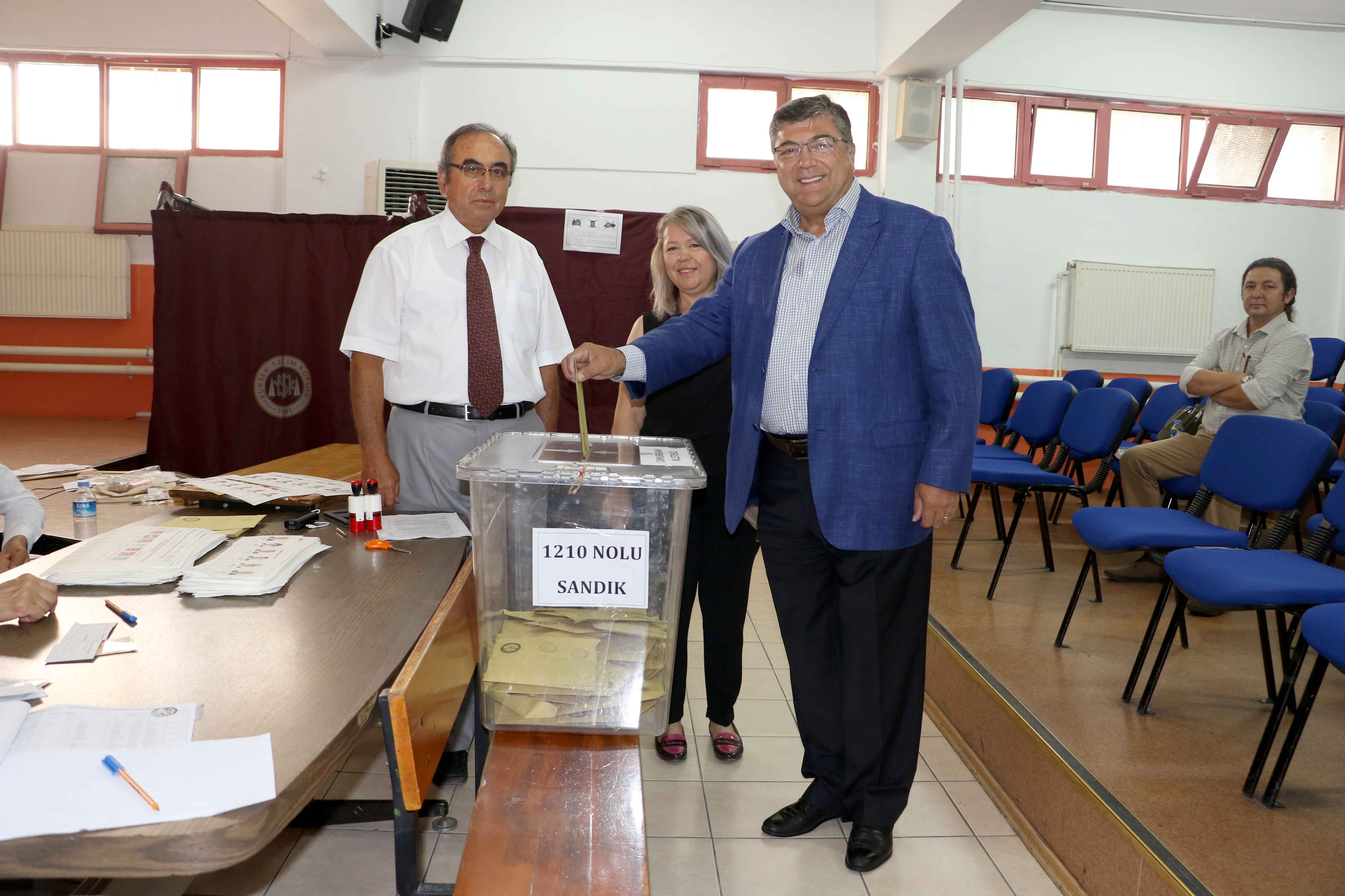 İzmir’in siyasileri sandık başında: Kim, ne mesaj verdi?
