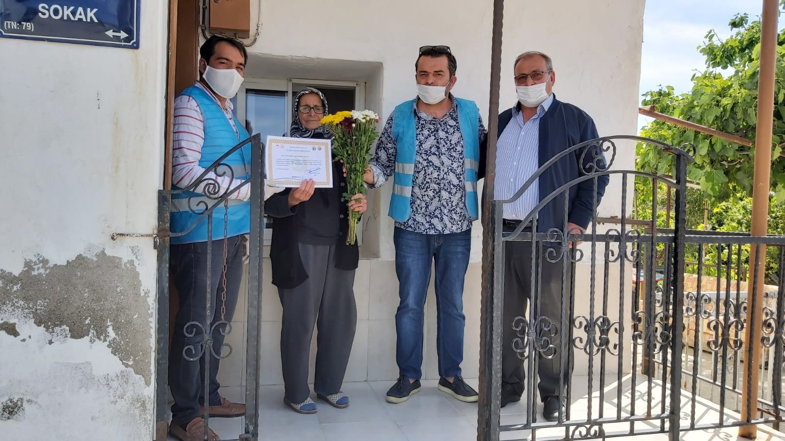 Çeşme'de şehit annesine Anneler Günü ziyareti