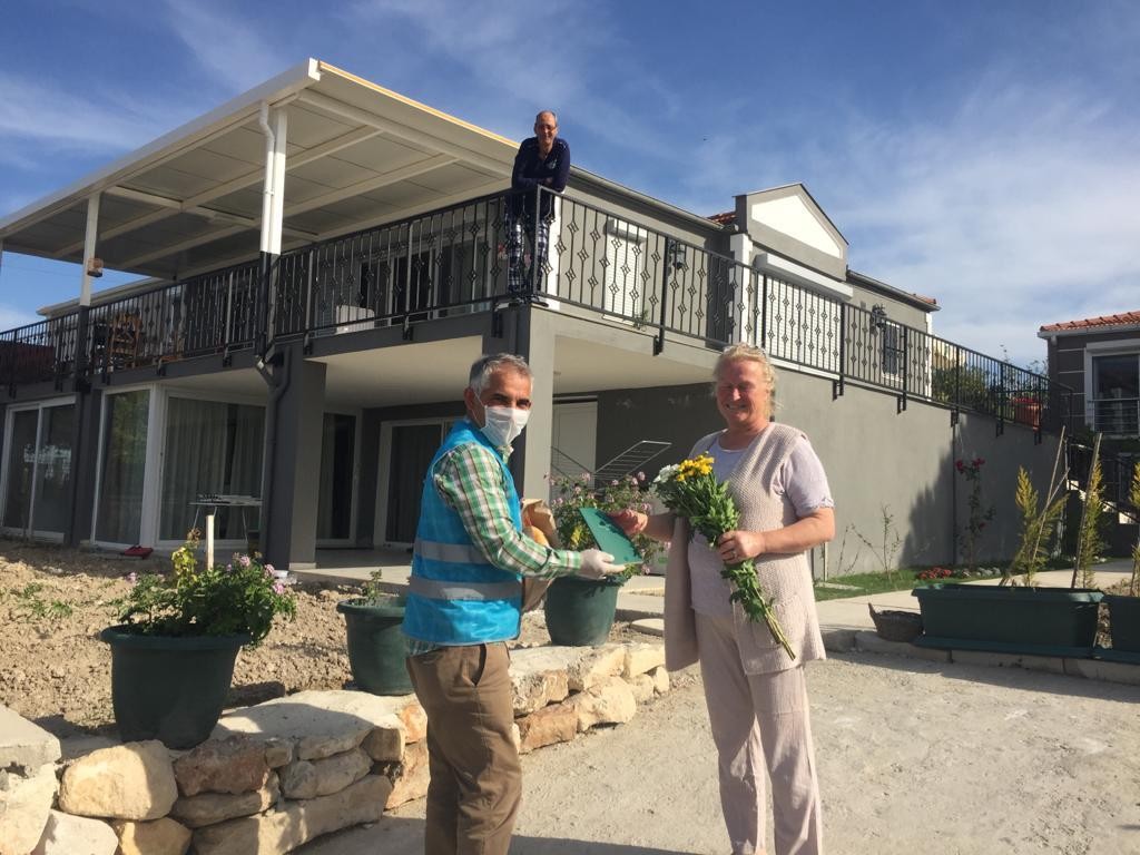 Çeşme'de şehit annesine Anneler Günü ziyareti