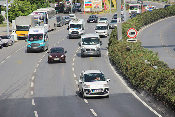 Kısıtlama sonrası ilk iş günü İzmir'de trafik yoğunluğu