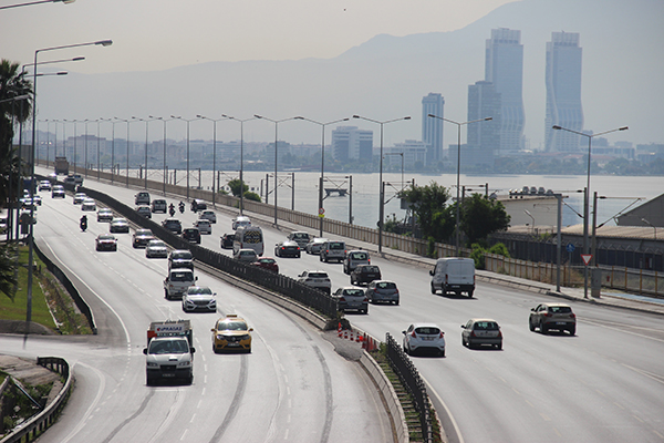 Kısıtlama sonrası ilk iş günü İzmir'de trafik yoğunluğu