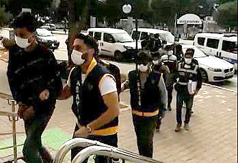 Girdikleri yazlık evleri kendi evleri gibi kullandıktan sonra soydular