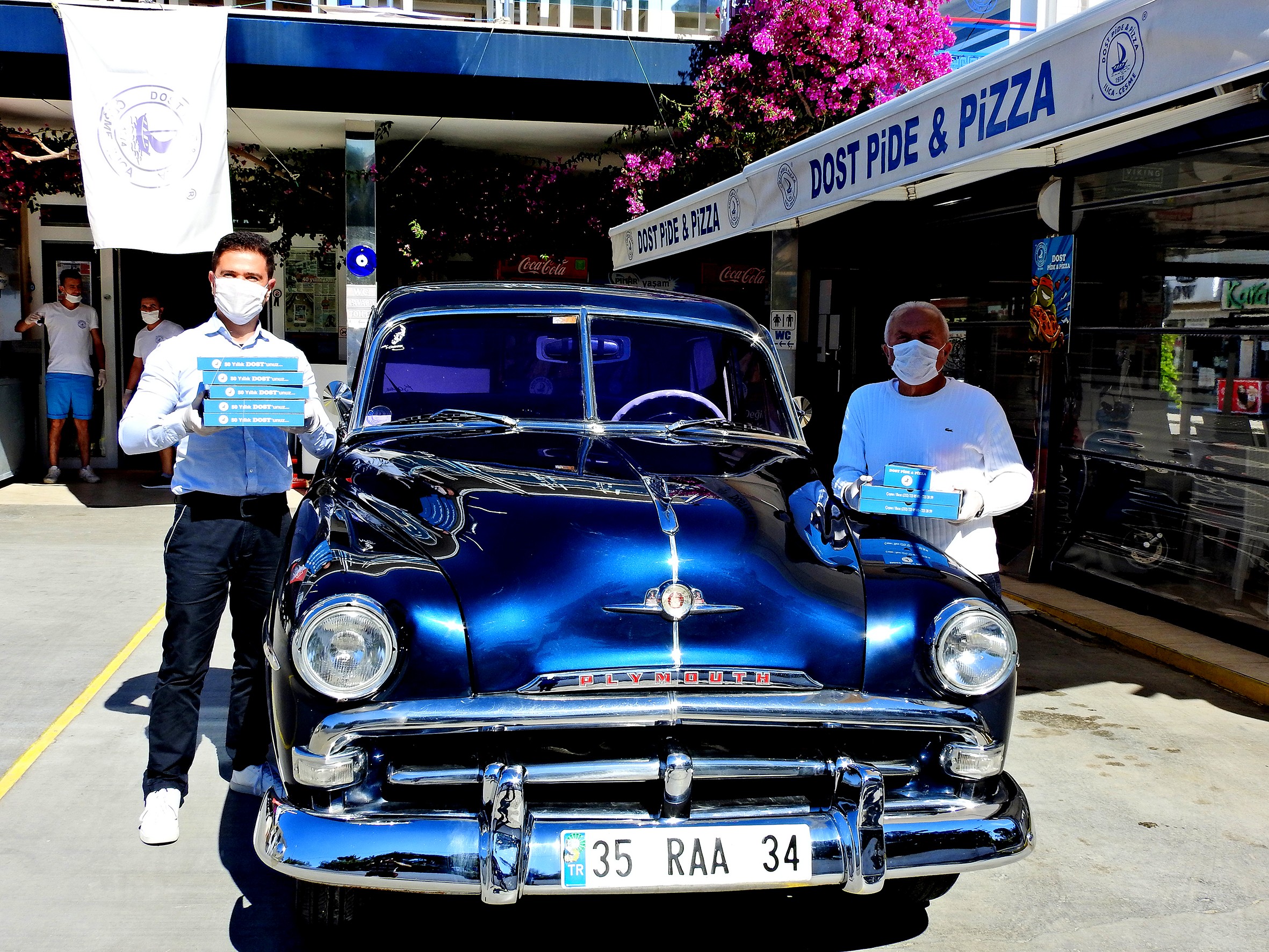 Çeşme'de 65 yaş ve üstüne 1952 model arabayla servis