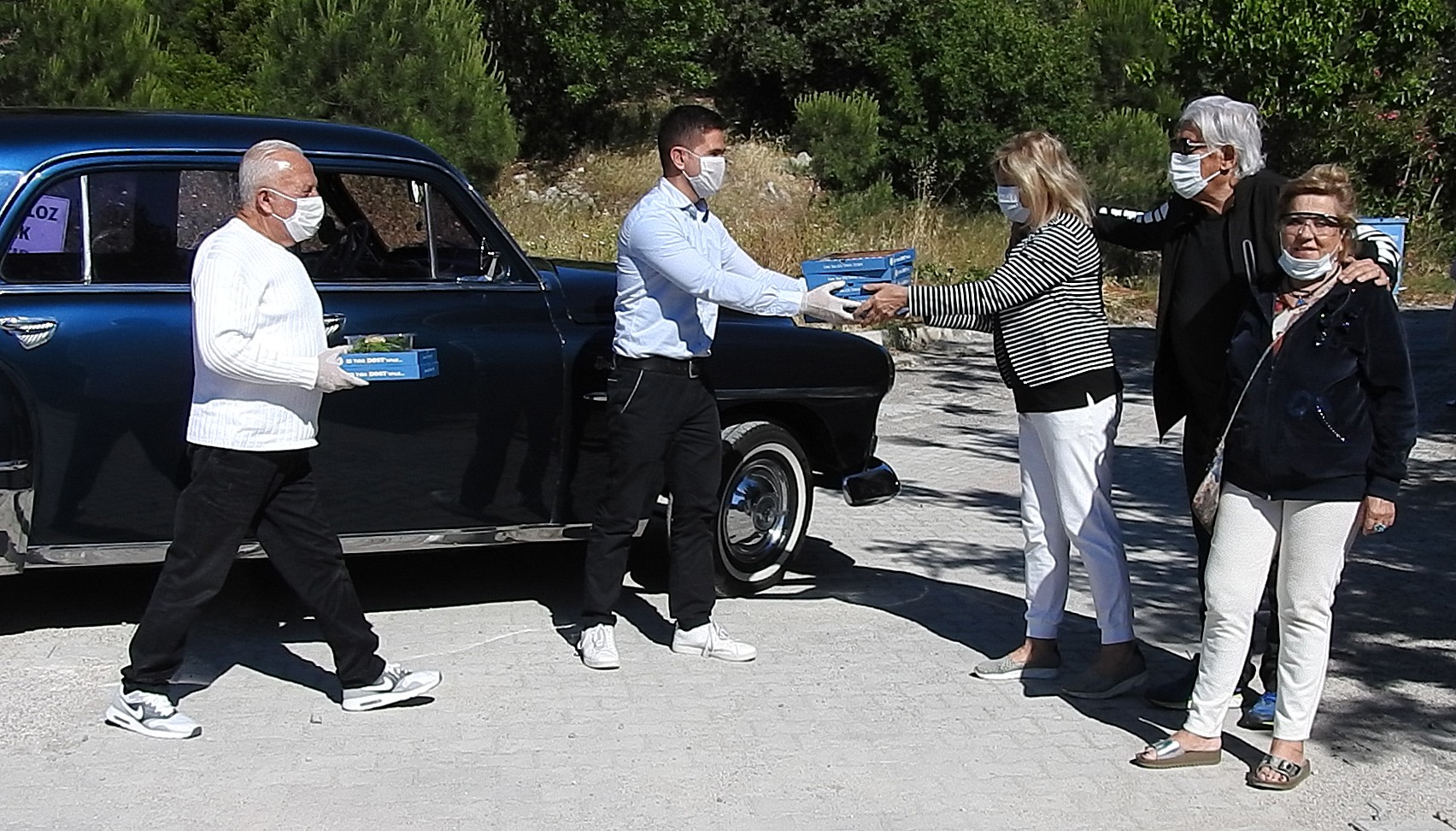 Çeşme'de 65 yaş ve üstüne 1952 model arabayla servis