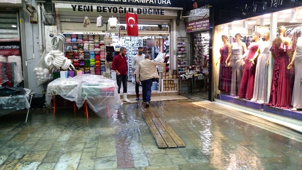Biranda bastırdı, her yer göle döndü