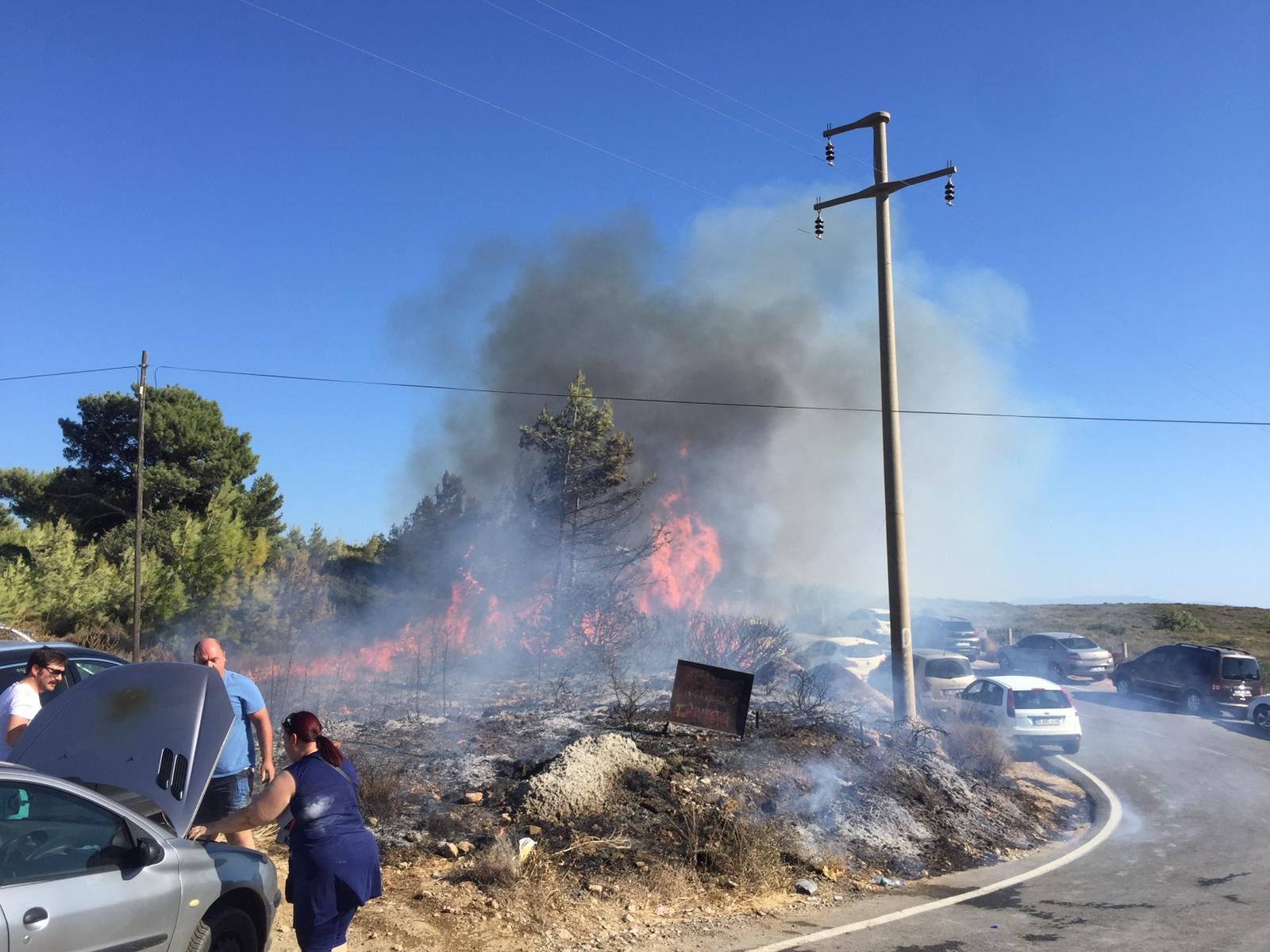 İzmir'de yangın dehşeti: Otluk alanda çıkan yangında onlarca araç alev alev yandı