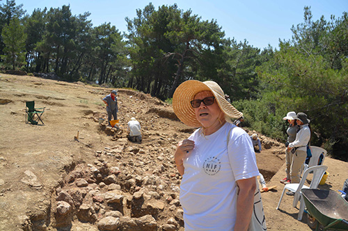Söylentilere inandılar, kazı alanını talan etti